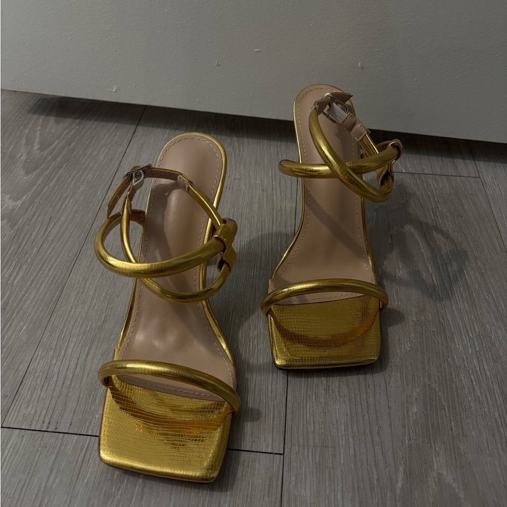 Gold Heels. Never worn. Size 7